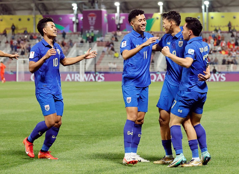 Asian Cup: Supachai tỏa sáng rực rỡ, Thái Lan rộng cửa vượt qua vòng bảng - Ảnh 1. Asian Cup: Supachai tỏa sáng rực rỡ, Thái Lan rộng cửa vượt qua vòng bảng - Ảnh 1.