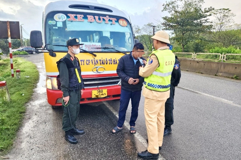 T&agrave;i xế xe bu&yacute;t vi phạm nồng độ cồn, chạy qu&aacute; tốc độ- Ảnh 1.