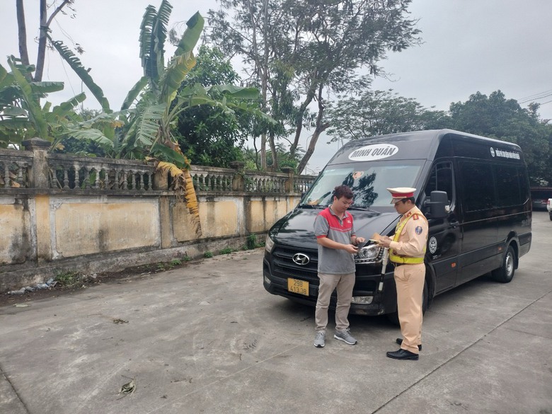 Phạt 500 ngh&igrave;n đồng t&agrave;i xế xe kh&aacute;ch vụ chặn đường dằn mặt l&aacute;i xe taxi- Ảnh 1.
