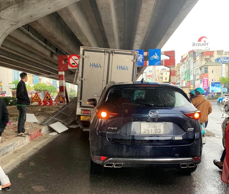 Xe tải t&ocirc;ng v&agrave;o r&agrave;o chắn độ cao l&agrave;n đường ưu ti&ecirc;n g&acirc;y tai nạn li&ecirc;n ho&agrave;n- Ảnh 1.