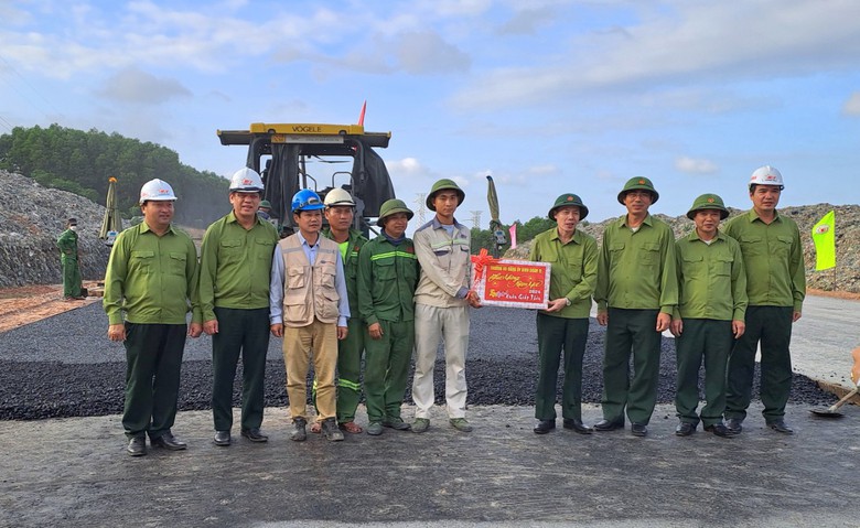 Thảm những m&eacute;t b&ecirc; t&ocirc;ng nhựa đầu ti&ecirc;n tr&ecirc;n cao tốc B&ugrave;ng - Vạn Ninh- Ảnh 3.