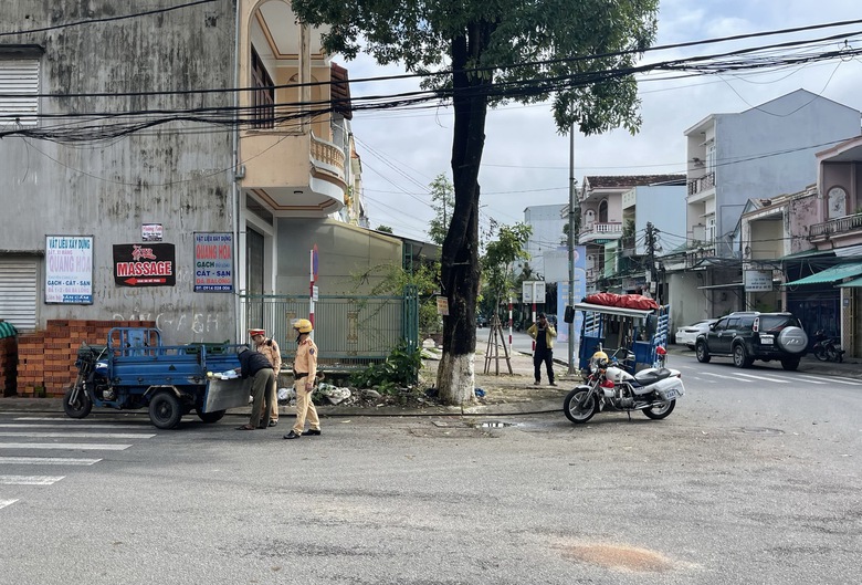 C&ocirc;ng an Quảng Ng&atilde;i mạnh tay xử l&yacute; xe ba b&aacute;nh, xe l&ocirc;i, xe k&eacute;o- Ảnh 2.