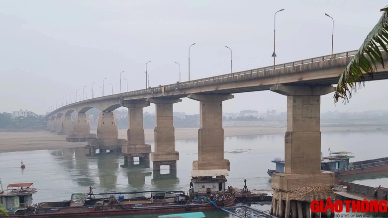 Chi 1,2 tỷ đồng khắc phục chống xói trụ móng cầu Trung Hà- Ảnh 3. Chi 1,2 tỷ đồng khắc phục chống xói trụ móng cầu Trung Hà- Ảnh 3.