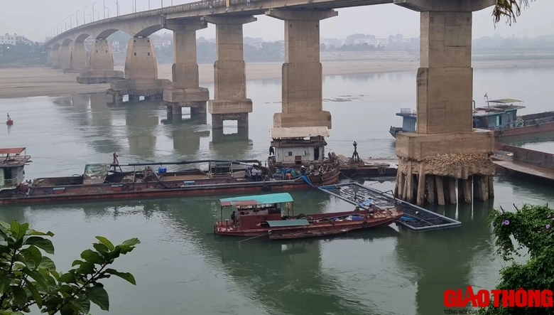 Chi 1,2 tỷ đồng khắc phục chống xói trụ móng cầu Trung Hà- Ảnh 5. Chi 1,2 tỷ đồng khắc phục chống xói trụ móng cầu Trung Hà- Ảnh 5.