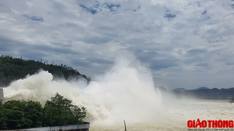 Chi 1,2 tỷ đồng khắc phục chống xói trụ móng cầu Trung Hà- Ảnh 11. Chi 1,2 tỷ đồng khắc phục chống xói trụ móng cầu Trung Hà- Ảnh 11.