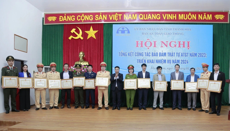 Đi đường kiểu "điền v&agrave;o chỗ trống" tiềm ẩn nhiều nguy cơ tai nạn- Ảnh 6.