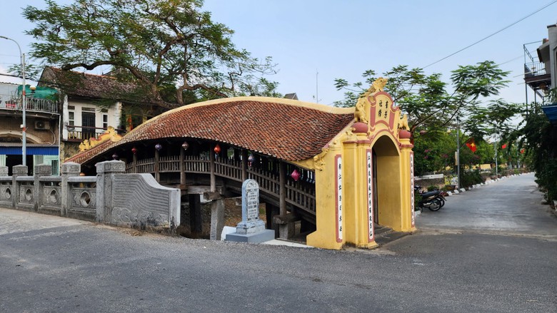 Chi&ecirc;m ngưỡng c&acirc;y cầu ng&oacute;i d&aacute;ng rồng tr&ecirc;n 500 năm tuổi đẹp nhất Th&agrave;nh Nam- Ảnh 2.