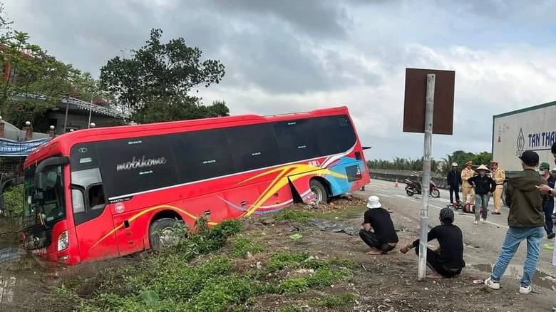 Xe kh&aacute;ch va chạm xe đạp điện, hai &ocirc;ng ch&aacute;u tử vong thương t&acirc;m- Ảnh 1.