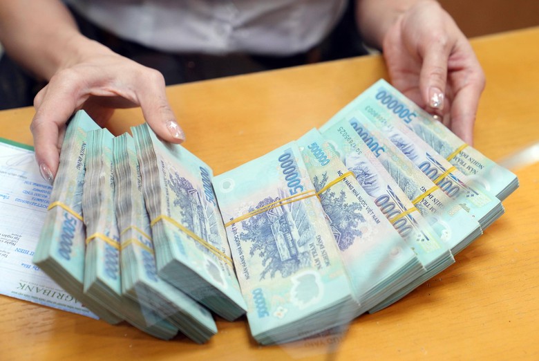 Lãi suất nhiều ngân hàng giảm xuống mức kỷ lục- Ảnh 1.