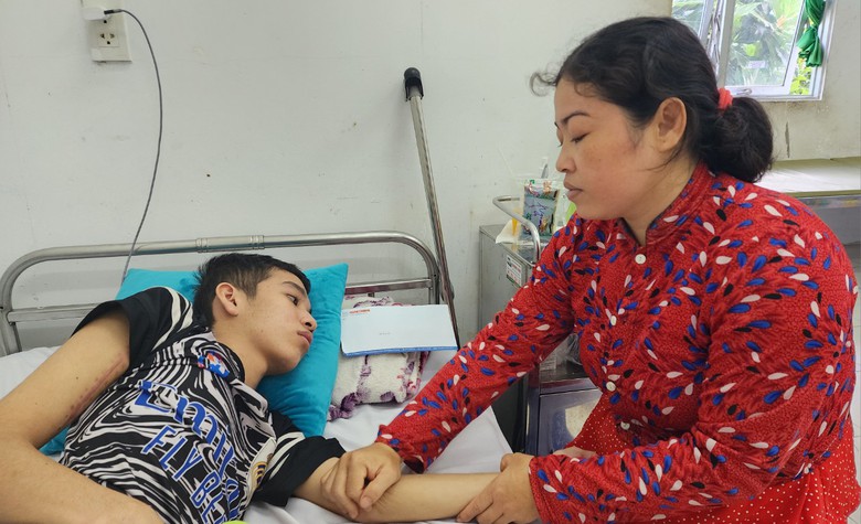 Trao tiền hỗ trợ nam thanh ni&ecirc;n bị TNGT cần đ&oacute;ng 50 triệu, cha mẹ cầu cứu- Ảnh 1.