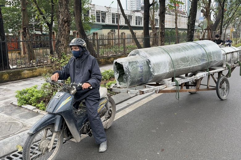 C&ocirc;ng an đ&oacute;n l&otilde;ng, phạt h&agrave;ng loạt xe tự chế chở h&agrave;ng cồng kềnh giữa Thủ đ&ocirc;- Ảnh 1.