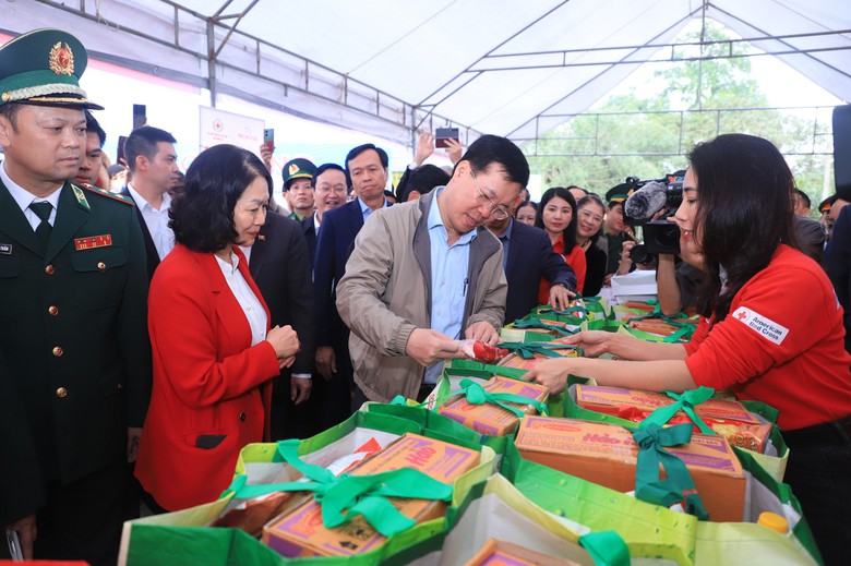 Chủ tịch nước V&otilde; Văn Thưởng dự chương tr&igrave;nh &ldquo;Tết nh&acirc;n &aacute;i&rdquo; tại Nghệ An- Ảnh 2.