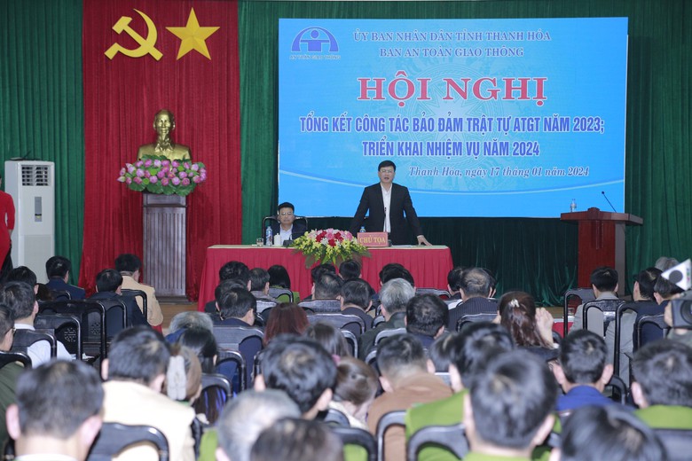 Đi đường kiểu "điền v&agrave;o chỗ trống" tiềm ẩn nhiều nguy cơ tai nạn- Ảnh 3.