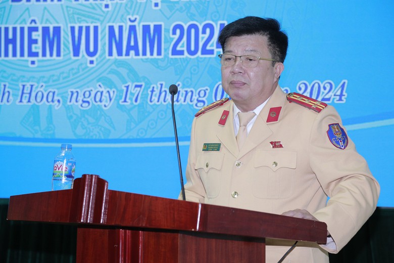 Đi đường kiểu "điền v&agrave;o chỗ trống" tiềm ẩn nhiều nguy cơ tai nạn- Ảnh 2.