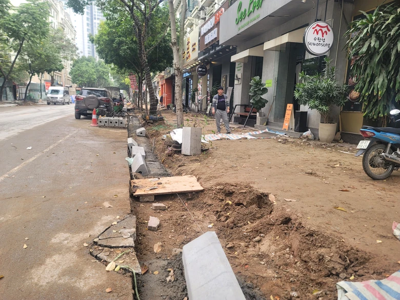 Thản nhi&ecirc;n l&aacute;t vỉa h&egrave; bất chấp lệnh cấm thi c&ocirc;ng- Ảnh 2.