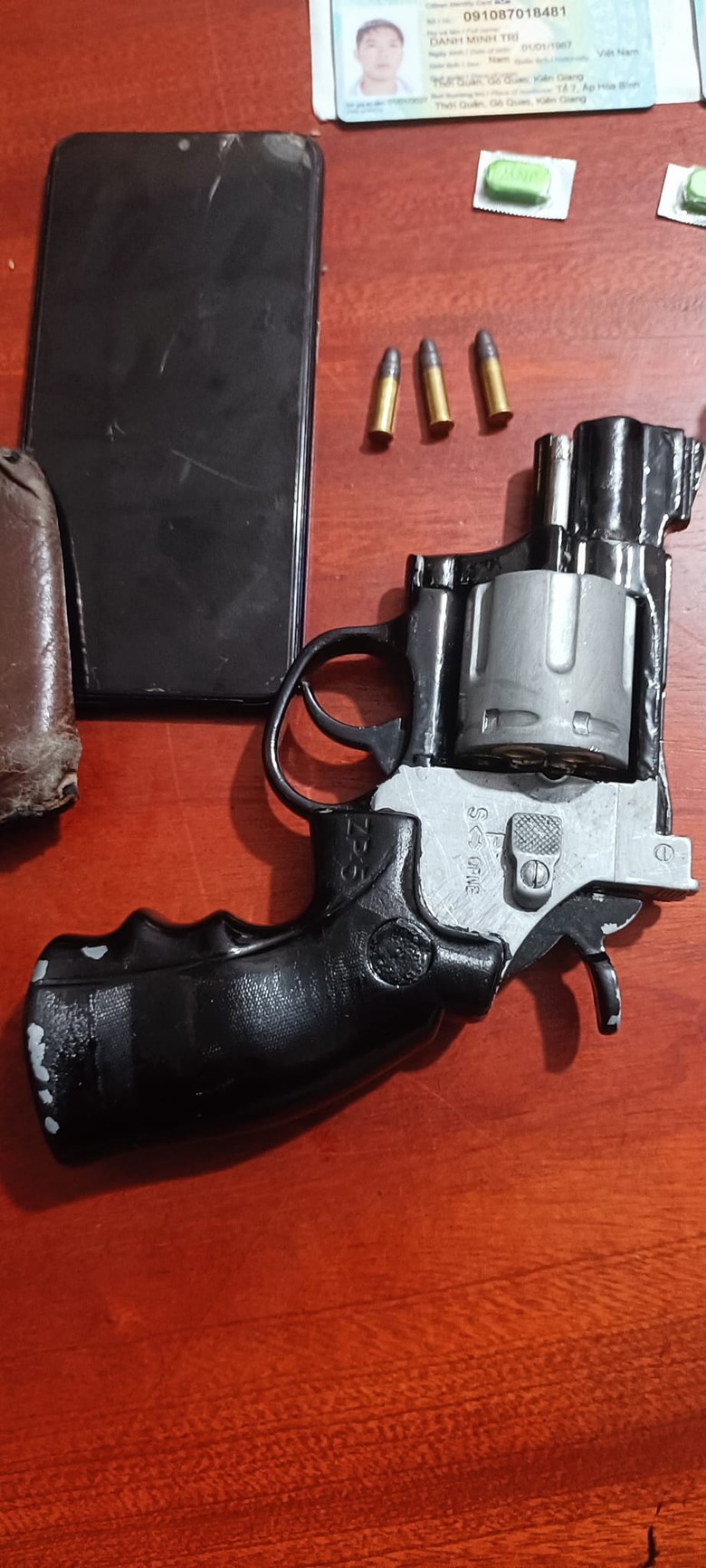 Bắt giữ 2 người đ&agrave;n &ocirc;ng đi xe gắn m&aacute;y mang theo s&uacute;ng rulo đ&atilde; l&ecirc;n n&ograve;ng- Ảnh 2.