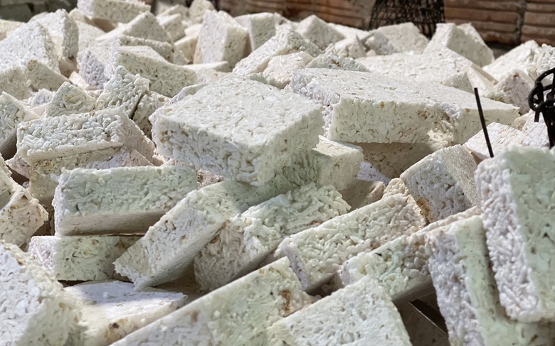 Lạ lẫm m&oacute;n b&aacute;nh truyền thống được l&agrave;m từ hạt nếp ngon gi&ograve;n ng&agrave;y Tết- Ảnh 1.