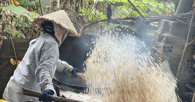 Lạ lẫm m&oacute;n b&aacute;nh truyền thống được l&agrave;m từ hạt nếp ngon gi&ograve;n ng&agrave;y Tết- Ảnh 3.