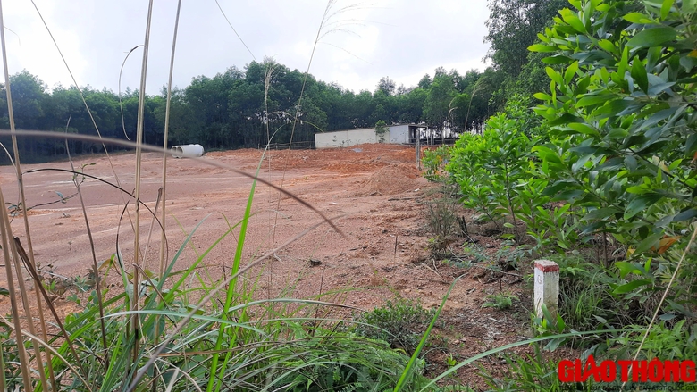 C&ocirc;ng tr&igrave;nh tr&aacute;i ph&eacute;p tr&ecirc;n đất n&ocirc;ng nghiệp vẫn nằm "bất động" ở cao tốc Vạn Ninh - Cam Lộ- Ảnh 1.