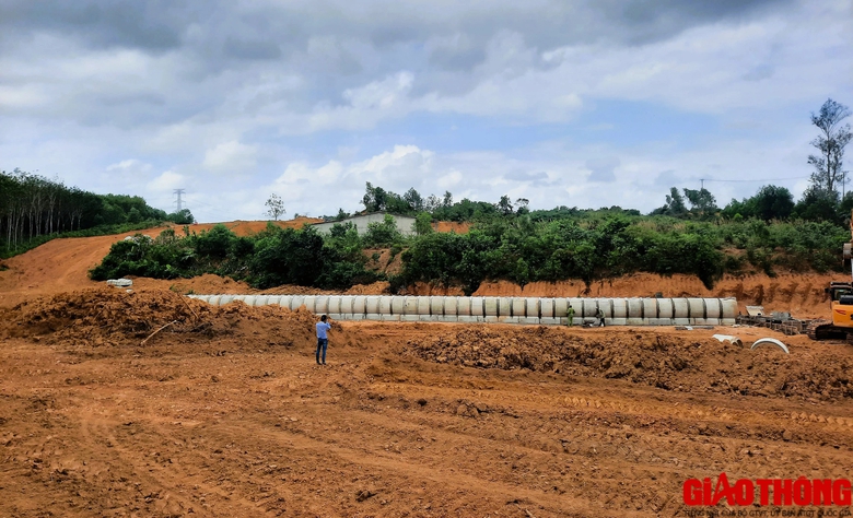 C&ocirc;ng tr&igrave;nh tr&aacute;i ph&eacute;p tr&ecirc;n đất n&ocirc;ng nghiệp vẫn nằm "bất động" ở cao tốc Vạn Ninh - Cam Lộ- Ảnh 5.