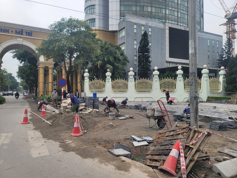 Thản nhi&ecirc;n l&aacute;t vỉa h&egrave; bất chấp lệnh cấm thi c&ocirc;ng- Ảnh 1.