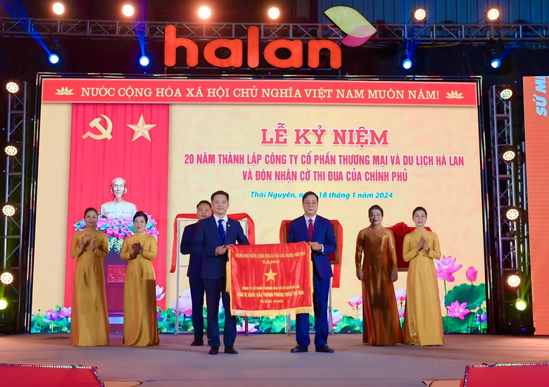 Doanh nghiệp vận tải kh&aacute;ch lớn nhất Đ&ocirc;ng Bắc được Ch&iacute;nh phủ tặng cờ thi đua- Ảnh 1.