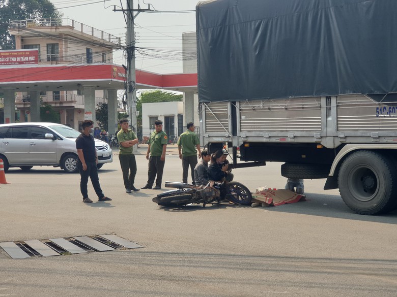 Người phụ nữ tử vong dưới b&aacute;nh xe tải sau tai nạn ở B&igrave;nh Dương- Ảnh 2.