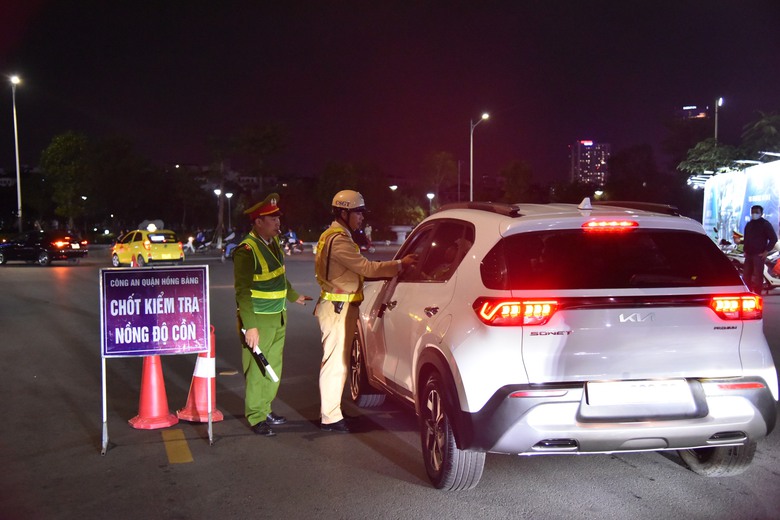 Uống 1 lon bia, cụ ông U70 bị phạt lỗi nồng độ cồn mức cao nhất- Ảnh 1. Uống 1 lon bia, cụ ông U70 bị phạt lỗi nồng độ cồn mức cao nhất- Ảnh 1.