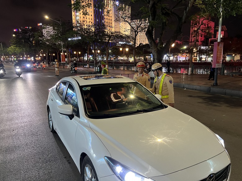 Uống 1 lon bia, cụ ông U70 bị phạt lỗi nồng độ cồn mức cao nhất- Ảnh 4. Uống 1 lon bia, cụ ông U70 bị phạt lỗi nồng độ cồn mức cao nhất- Ảnh 4.