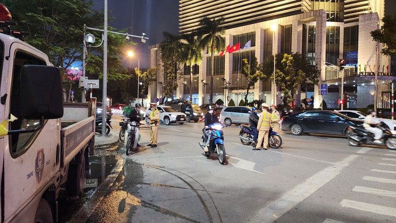 Vi phạm nồng độ cồn, nữ t&agrave;i xế khăng khăng"c&oacute; say đ&acirc;u, đi b&igrave;nh thường m&agrave;"- Ảnh 1.