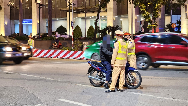 Vi phạm nồng độ cồn, nữ t&agrave;i xế khăng khăng"c&oacute; say đ&acirc;u, đi b&igrave;nh thường m&agrave;"- Ảnh 12.
