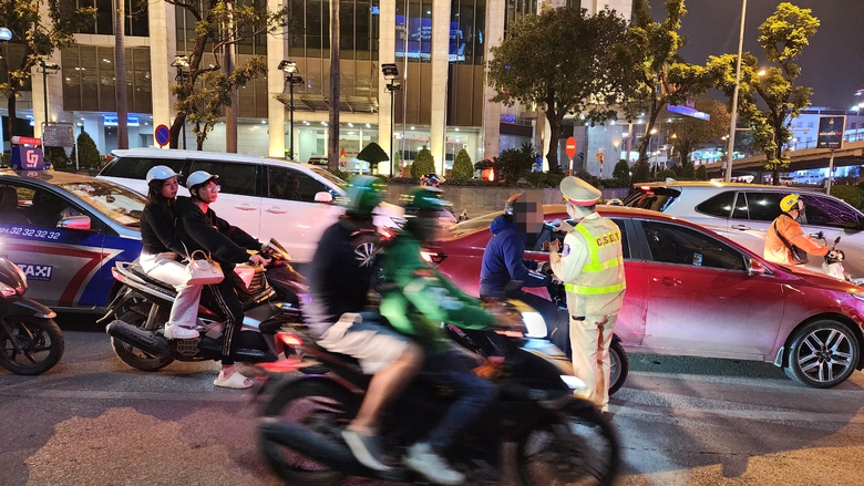 Vi phạm nồng độ cồn, nữ t&agrave;i xế khăng khăng"c&oacute; say đ&acirc;u, đi b&igrave;nh thường m&agrave;"- Ảnh 2.