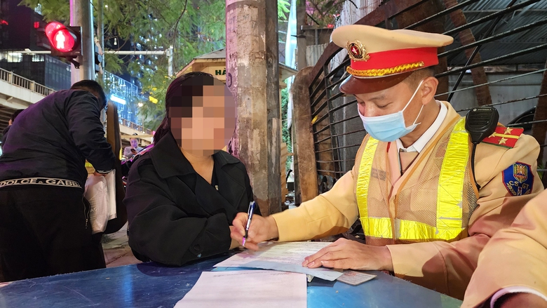 Vi phạm nồng độ cồn, nữ t&agrave;i xế khăng khăng"c&oacute; say đ&acirc;u, đi b&igrave;nh thường m&agrave;"- Ảnh 4.