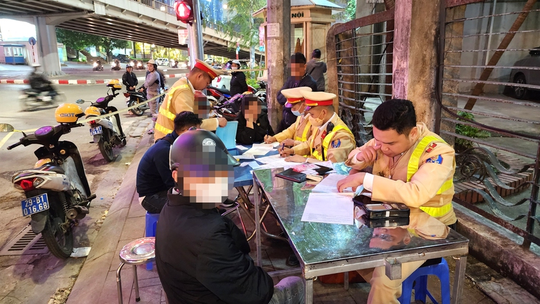 Vi phạm nồng độ cồn, nữ t&agrave;i xế khăng khăng"c&oacute; say đ&acirc;u, đi b&igrave;nh thường m&agrave;"- Ảnh 6.