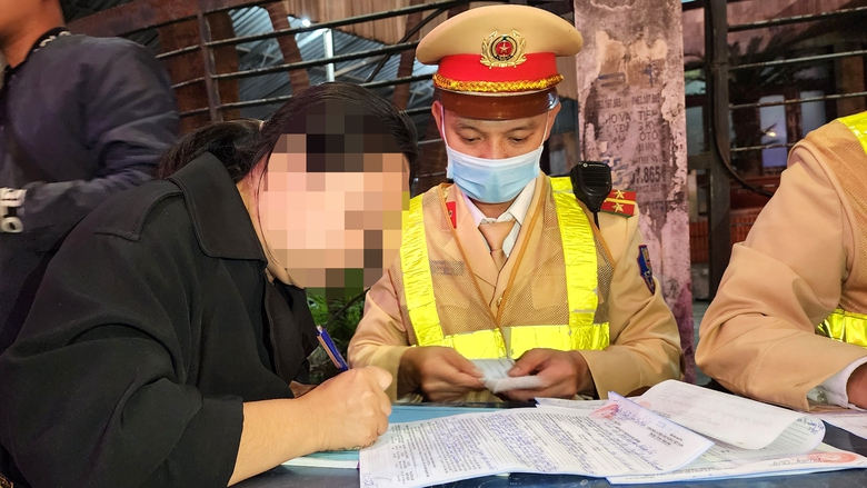 Vi phạm nồng độ cồn, nữ t&agrave;i xế khăng khăng"c&oacute; say đ&acirc;u, đi b&igrave;nh thường m&agrave;"- Ảnh 7.