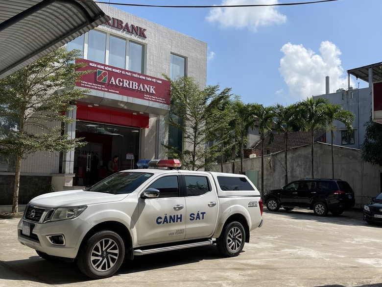 Kẻ cướp ng&acirc;n h&agrave;ng ở Quảng Nam vứt tiền th&aacute;o chạy khi nghe chu&ocirc;ng b&aacute;o động- Ảnh 1.