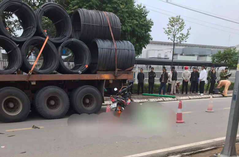 T&ocirc;ng v&agrave;o đu&ocirc;i &ocirc; t&ocirc; đầu k&eacute;o, người đ&agrave;n &ocirc;ng đi xe m&aacute;y tử vong- Ảnh 1.