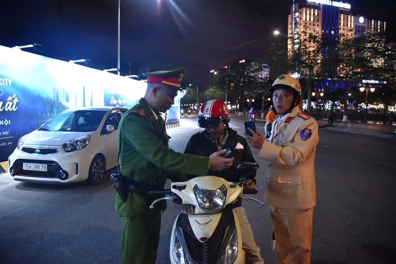 Uống 1 lon bia, cụ ông U70 bị phạt lỗi nồng độ cồn mức cao nhất- Ảnh 2. Uống 1 lon bia, cụ ông U70 bị phạt lỗi nồng độ cồn mức cao nhất- Ảnh 2.