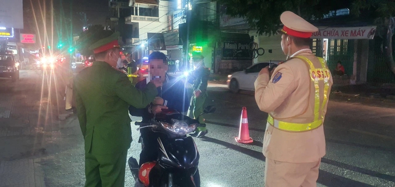 Uống 1 lon bia, cụ ông U70 bị phạt lỗi nồng độ cồn mức cao nhất- Ảnh 8. Uống 1 lon bia, cụ ông U70 bị phạt lỗi nồng độ cồn mức cao nhất- Ảnh 8.