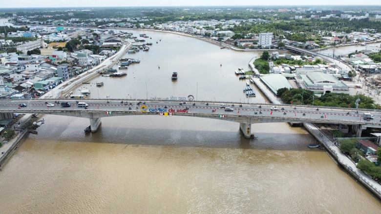 Bốn c&acirc;y cầu &ldquo;k&eacute;o&rdquo; bến Ninh Kiều gần chợ nổi C&aacute;i Răng- Ảnh 1.