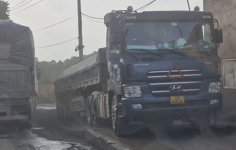 Th&aacute;i Nguy&ecirc;n: Bến thủy ngang nhi&ecirc;n tiếp nhận xe bốc, trả h&agrave;ng vượt th&agrave;nh th&ugrave;ng- Ảnh 2.