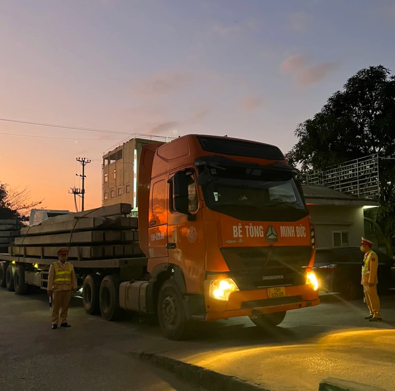 Hải Ph&ograve;ng: C&aacute;c tổ cơ động xuy&ecirc;n đ&ecirc;m xử l&yacute; xe qu&aacute; tải- Ảnh 1.