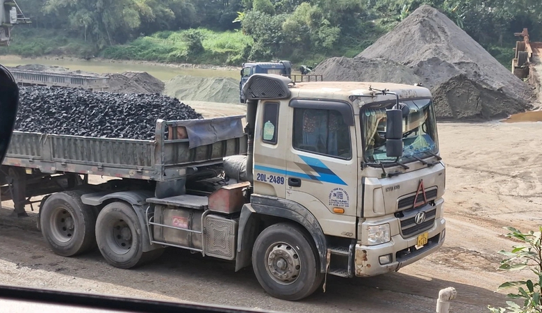 Th&aacute;i Nguy&ecirc;n: Bến thủy ngang nhi&ecirc;n tiếp nhận xe bốc, trả h&agrave;ng vượt th&agrave;nh th&ugrave;ng- Ảnh 1.