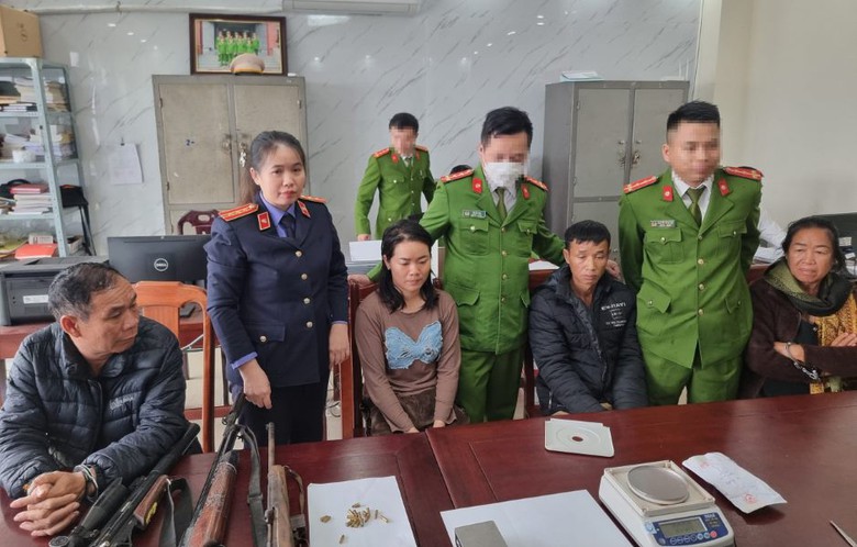 Bắt nh&oacute;m đối tượng mua b&aacute;n ma t&uacute;y, thu giữ nhiều s&uacute;ng đạn- Ảnh 1.