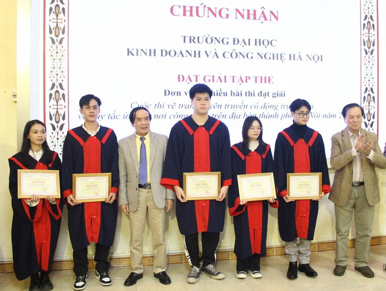 HUBT trao bằng tốt nghiệp cho sinh vi&ecirc;n ng&agrave;nh Thiết kế đồ họa v&agrave; Thiết kế nội thất- Ảnh 2.