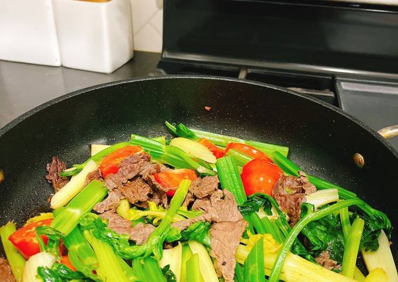 Loại rau quen thuộc v&ocirc; t&igrave;nh bị vứt bỏ phần "nh&acirc;n s&acirc;m" cực qu&yacute; gi&aacute; c&oacute; 6 lợi &iacute;ch cho cơ thể- Ảnh 2.