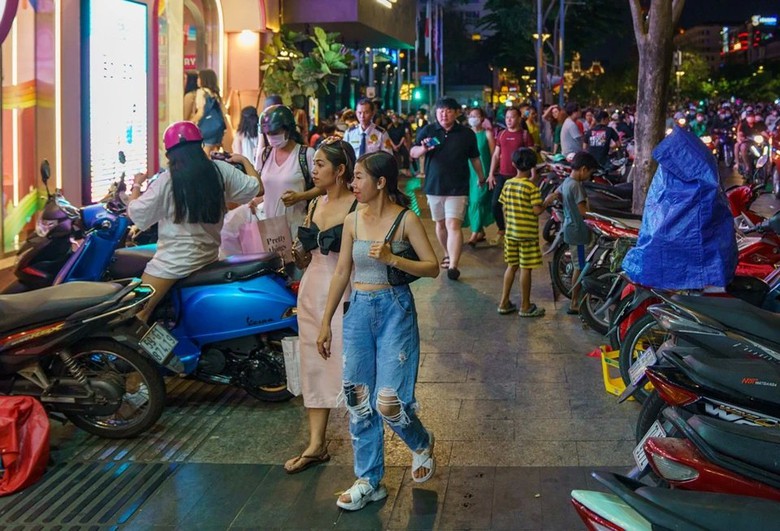 TP.HCM chỉ đạo đẩy nhanh tiến độ thu phí vỉa hè- Ảnh 1. TP.HCM chỉ đạo đẩy nhanh tiến độ thu phí vỉa hè- Ảnh 1.