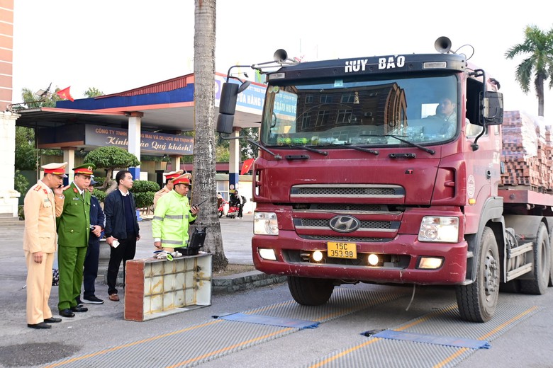 Hải Ph&ograve;ng: C&aacute;c tổ cơ động xuy&ecirc;n đ&ecirc;m xử l&yacute; xe qu&aacute; tải- Ảnh 2.