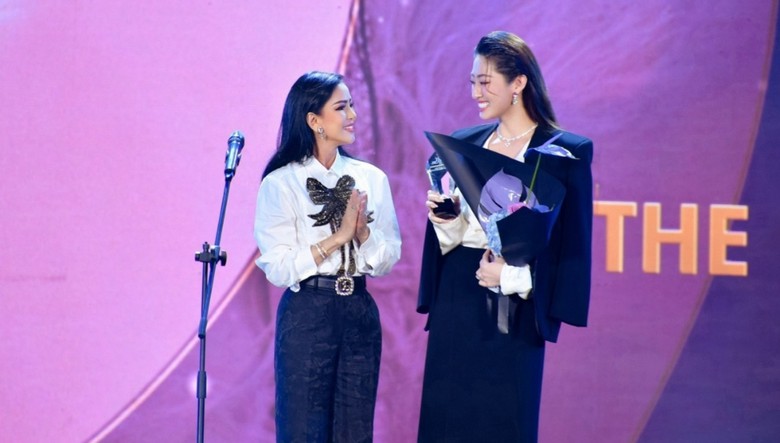Doanh nh&acirc;n L&ecirc; Hồng Thủy Ti&ecirc;n cuốn h&uacute;t trong mọi khoảnh khắc tại Đẹp Awards 2023- Ảnh 2.