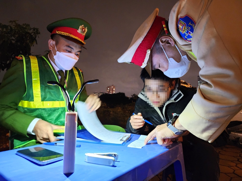 Cảnh s&aacute;t giao th&ocirc;ng được phạt tại chỗ tối đa bao nhi&ecirc;u tiền?- Ảnh 1.